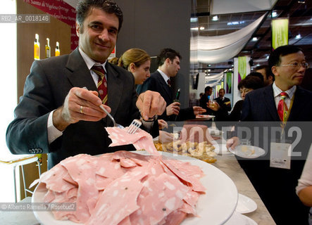 slow food, Salone del Gusto, Terra Madre 2006 - Torino, oct 06 - international fair about slow food, world food cultures and traditional and natural food protection . ©Alberto Ramella/Rosebud2