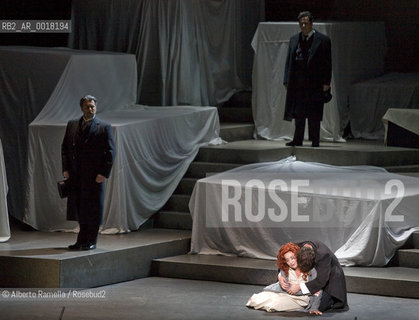 LA TRAVIATA - STAGIONE 2009-2010 - TEATRO REGIO DI TORINO - nella foto francesco meli (alfredo germont) con elena mosuc (violetta) con carlos alvarez (sergio germont) ©Alberto Ramella/Rosebud2