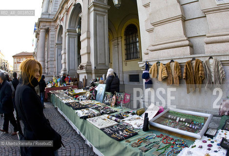 torino 14 feb 09 - manifestazione culturale innamorati della cultura che convolge tutta la città con numerose manifestazioni culturali gratuite per protesta contro i tagli alla cultura operati dal governo..nella foto: mercatino in piazza carlo alberto ©Alberto Ramella/Rosebud2