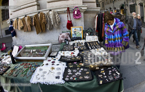 torino 14 feb 09 - manifestazione culturale innamorati della cultura che convolge tutta la città con numerose manifestazioni culturali gratuite per protesta contro i tagli alla cultura operati dal governo..nella foto: mercatino in piazza carlo alberto ©Alberto Ramella/Rosebud2