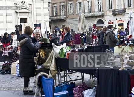 torino 14 feb 09 - manifestazione culturale innamorati della cultura che convolge tutta la città con numerose manifestazioni culturali gratuite per protesta contro i tagli alla cultura operati dal governo..nella foto: mercatino in piazza carlo alberto ©Alberto Ramella/Rosebud2