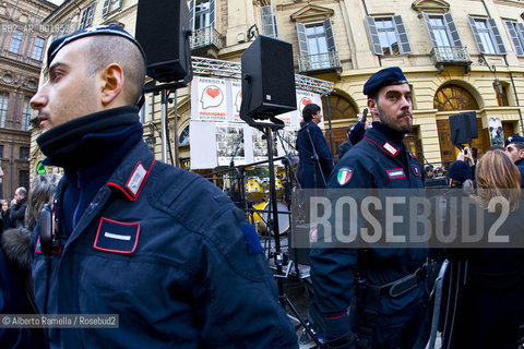 torino 14 feb 09 - manifestazione culturale innamorati della cultura che convolge tutta la città con numerose manifestazioni culturali gratuite per protesta contro i tagli alla cultura operati dal governo..nella foto: piazza carignano reading ©Alberto Ramella/Rosebud2