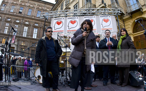 torino 14 feb 09 - manifestazione culturale innamorati della cultura che convolge tutta la città con numerose manifestazioni culturali gratuite per protesta contro i tagli alla cultura operati dal governo..nella foto: piazza carignano intervento di elisabetta rasy ©Alberto Ramella/Rosebud2