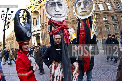 torino 14 feb 09 - manifestazione culturale innamorati della cultura che convolge tutta la città con numerose manifestazioni culturali gratuite per protesta contro i tagli alla cultura operati dal governo..nella foto: piazza carignano mimi ©Alberto Ramella/Rosebud2