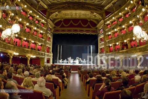 torino 14 feb 09 - manifestazione culturale innamorati della cultura che convolge tutta la città con numerose manifestazioni culturali gratuite per protesta contro i tagli alla cultura operati dal governo..nella foto: musica al teatro carignano ©Alberto Ramella/Rosebud2