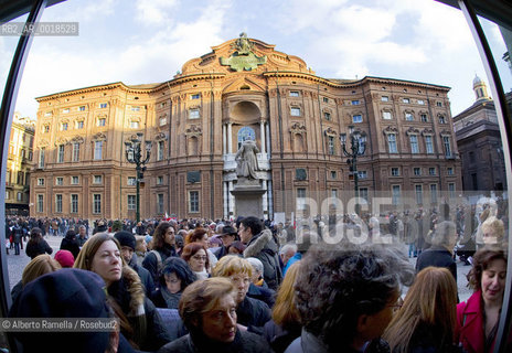 torino 14 feb 09 - manifestazione culturale innamorati della cultura che convolge tutta la città con numerose manifestazioni culturali gratuite per protesta contro i tagli alla cultura operati dal governo..nella foto: folla al carginano per la musica gratuita ©Alberto Ramella/Rosebud2