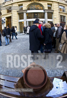 torino 14 feb 09 - manifestazione culturale innamorati della cultura che convolge tutta la città con numerose manifestazioni culturali gratuite per protesta contro i tagli alla cultura operati dal governo..nella foto: folla al carginano per la musica gratuita ©Alberto Ramella/Rosebud2