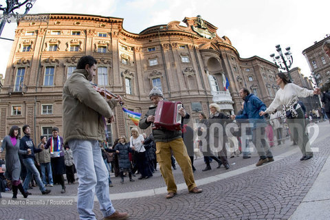 torino 14 feb 09 - manifestazione culturale innamorati della cultura che convolge tutta la città con numerose manifestazioni culturali gratuite per protesta contro i tagli alla cultura operati dal governo..nella foto: suonatori e gente che balla la curenta in piazza carignano ©Alberto Ramella/Rosebud2