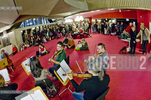 torino 14 feb 09 - manifestazione culturale innamorati della cultura che convolge tutta la città con numerose manifestazioni culturali gratuite per protesta contro i tagli alla cultura operati dal governo..nella foto: ©Alberto Ramella/Rosebud2