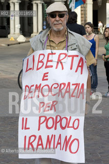 torino, 23 giu 09 - piazza castello, manifestazione della comunità iraniana di torino contro la repressione del governo iraniano dopo le recenti elezioni politiche ©Alberto Ramella/Rosebud2