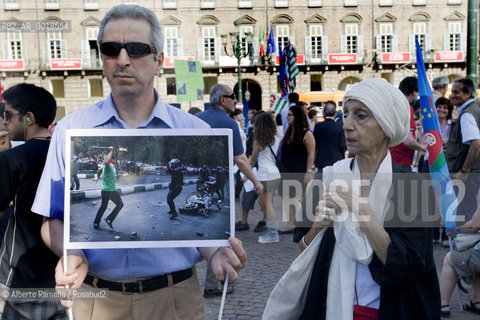 torino, 23 giu 09 - piazza castello, manifestazione della comunità iraniana di torino contro la repressione del governo iraniano dopo le recenti elezioni politiche ©Alberto Ramella/Rosebud2