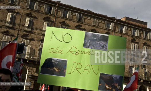 torino, 23 giu 09 - piazza castello, manifestazione della comunità iraniana di torino contro la repressione del governo iraniano dopo le recenti elezioni politiche ©Alberto Ramella/Rosebud2