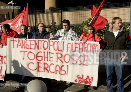 ripresa delle udienze del processo per leredità agnelli, in forma privata, nellufficio del giudice brunella rosso al tribunale di torino - in contemporanea manifestazione operai della fiat di arese fuori dal palazzo di giustizia.nella foto la manifestazione ©Alberto Ramella/Rosebud2