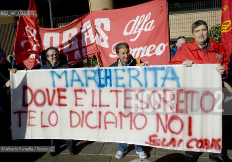 ripresa delle udienze del processo per leredità agnelli, in forma privata, nellufficio del giudice brunella rosso al tribunale di torino - in contemporanea manifestazione operai della fiat di arese fuori dal palazzo di giustizia.nella foto la manifestazione ©Alberto Ramella/Rosebud2