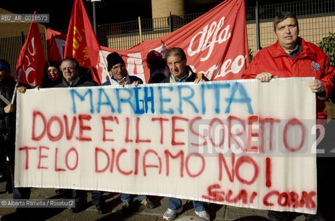 ripresa delle udienze del processo per leredità agnelli, in forma privata, nellufficio del giudice brunella rosso al tribunale di torino - in contemporanea manifestazione operai della fiat di arese fuori dal palazzo di giustizia.nella foto la manifestazione ©Alberto Ramella/Rosebud2