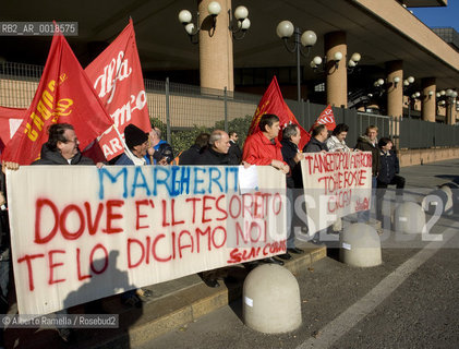 ripresa delle udienze del processo per leredità agnelli, in forma privata, nellufficio del giudice brunella rosso al tribunale di torino - in contemporanea manifestazione operai della fiat di arese fuori dal palazzo di giustizia.nella foto la manifestazione ©Alberto Ramella/Rosebud2