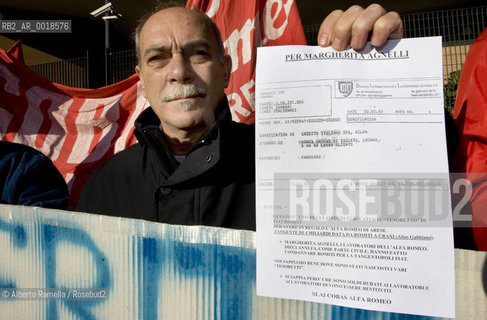 ripresa delle udienze del processo per leredità agnelli, in forma privata, nellufficio del giudice brunella rosso al tribunale di torino - in contemporanea manifestazione operai della fiat di arese fuori dal palazzo di giustizia.nella foto la manifestazione ©Alberto Ramella/Rosebud2