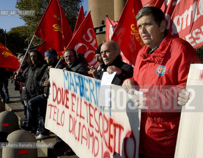 ripresa delle udienze del processo per leredità agnelli, in forma privata, nellufficio del giudice brunella rosso al tribunale di torino - in contemporanea manifestazione operai della fiat di arese fuori dal palazzo di giustizia.nella foto la manifestazione ©Alberto Ramella/Rosebud2