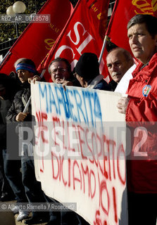 ripresa delle udienze del processo per leredità agnelli, in forma privata, nellufficio del giudice brunella rosso al tribunale di torino - in contemporanea manifestazione operai della fiat di arese fuori dal palazzo di giustizia.nella foto la manifestazione ©Alberto Ramella/Rosebud2