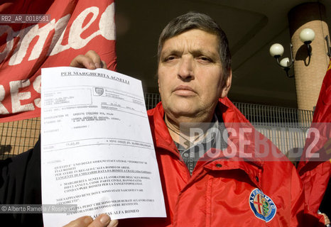 ripresa delle udienze del processo per leredità agnelli, in forma privata, nellufficio del giudice brunella rosso al tribunale di torino - in contemporanea manifestazione operai della fiat di arese fuori dal palazzo di giustizia.nella foto la manifestazione ©Alberto Ramella/Rosebud2