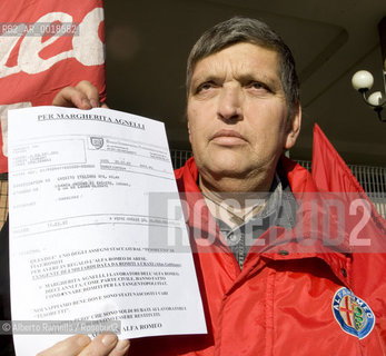 ripresa delle udienze del processo per leredità agnelli, in forma privata, nellufficio del giudice brunella rosso al tribunale di torino - in contemporanea manifestazione operai della fiat di arese fuori dal palazzo di giustizia.nella foto la manifestazione ©Alberto Ramella/Rosebud2