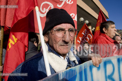 ripresa delle udienze del processo per leredità agnelli, in forma privata, nellufficio del giudice brunella rosso al tribunale di torino - in contemporanea manifestazione operai della fiat di arese fuori dal palazzo di giustizia.nella foto la manifestazione ©Alberto Ramella/Rosebud2