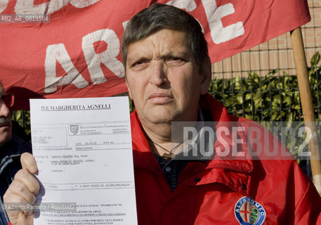 ripresa delle udienze del processo per leredità agnelli, in forma privata, nellufficio del giudice brunella rosso al tribunale di torino - in contemporanea manifestazione operai della fiat di arese fuori dal palazzo di giustizia.nella foto la manifestazione ©Alberto Ramella/Rosebud2