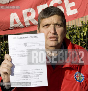 ripresa delle udienze del processo per leredità agnelli, in forma privata, nellufficio del giudice brunella rosso al tribunale di torino - in contemporanea manifestazione operai della fiat di arese fuori dal palazzo di giustizia.nella foto la manifestazione ©Alberto Ramella/Rosebud2