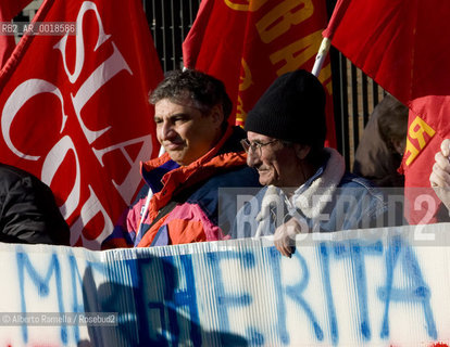 ripresa delle udienze del processo per leredità agnelli, in forma privata, nellufficio del giudice brunella rosso al tribunale di torino - in contemporanea manifestazione operai della fiat di arese fuori dal palazzo di giustizia.nella foto la manifestazione ©Alberto Ramella/Rosebud2