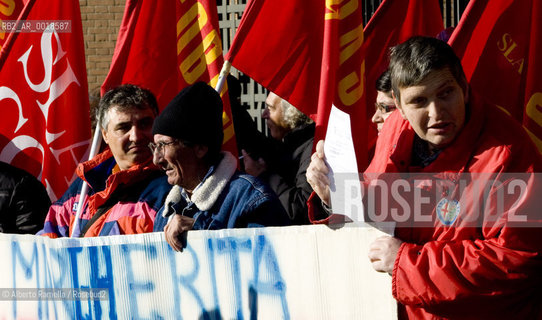 ripresa delle udienze del processo per leredità agnelli, in forma privata, nellufficio del giudice brunella rosso al tribunale di torino - in contemporanea manifestazione operai della fiat di arese fuori dal palazzo di giustizia.nella foto la manifestazione ©Alberto Ramella/Rosebud2