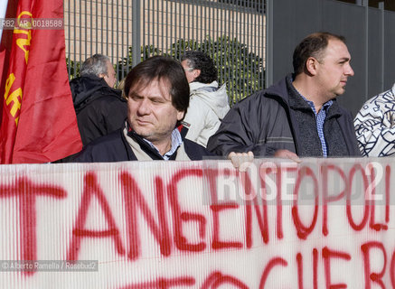 ripresa delle udienze del processo per leredità agnelli, in forma privata, nellufficio del giudice brunella rosso al tribunale di torino - in contemporanea manifestazione operai della fiat di arese fuori dal palazzo di giustizia.nella foto la manifestazione ©Alberto Ramella/Rosebud2