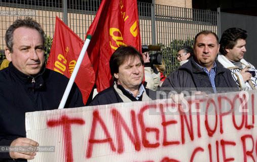 ripresa delle udienze del processo per leredità agnelli, in forma privata, nellufficio del giudice brunella rosso al tribunale di torino - in contemporanea manifestazione operai della fiat di arese fuori dal palazzo di giustizia.nella foto la manifestazione ©Alberto Ramella/Rosebud2