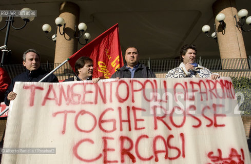 ripresa delle udienze del processo per leredità agnelli, in forma privata, nellufficio del giudice brunella rosso al tribunale di torino - in contemporanea manifestazione operai della fiat di arese fuori dal palazzo di giustizia.nella foto la manifestazione ©Alberto Ramella/Rosebud2