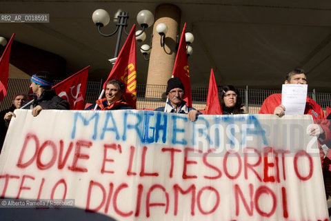 ripresa delle udienze del processo per leredità agnelli, in forma privata, nellufficio del giudice brunella rosso al tribunale di torino - in contemporanea manifestazione operai della fiat di arese fuori dal palazzo di giustizia.nella foto la manifestazione ©Alberto Ramella/Rosebud2