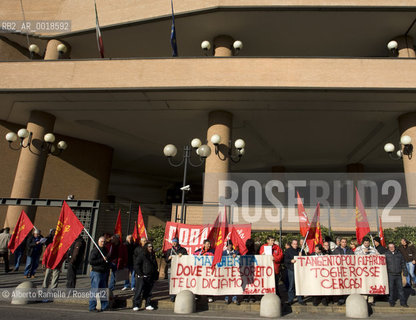 ripresa delle udienze del processo per leredità agnelli, in forma privata, nellufficio del giudice brunella rosso al tribunale di torino - in contemporanea manifestazione operai della fiat di arese fuori dal palazzo di giustizia.nella foto la manifestazione ©Alberto Ramella/Rosebud2