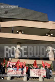 ripresa delle udienze del processo per leredità agnelli, in forma privata, nellufficio del giudice brunella rosso al tribunale di torino - in contemporanea manifestazione operai della fiat di arese fuori dal palazzo di giustizia.nella foto la manifestazione ©Alberto Ramella/Rosebud2