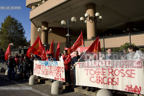 ripresa delle udienze del processo per leredità agnelli, in forma privata, nellufficio del giudice brunella rosso al tribunale di torino - in contemporanea manifestazione operai della fiat di arese fuori dal palazzo di giustizia.nella foto la manifestazione ©Alberto Ramella/Rosebud2