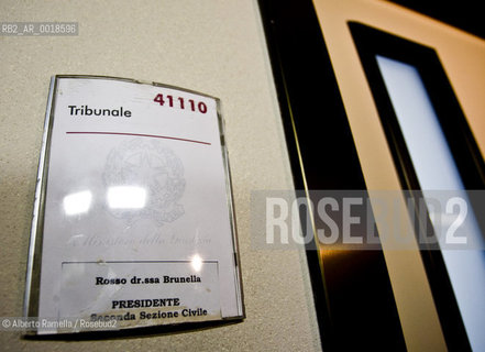 ripresa delle udienze del processo per leredità agnelli, in forma privata, nellufficio del giudice brunella rosso al tribunale di torino - in contemporanea manifestazione operai della fiat di arese fuori dal palazzo di giustizia.nella foto lufficio di brunella rosso presieduto dai carabinieri ©Alberto Ramella/Rosebud2