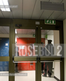 ripresa delle udienze del processo per leredità agnelli, in forma privata, nellufficio del giudice brunella rosso al tribunale di torino - in contemporanea manifestazione operai della fiat di arese fuori dal palazzo di giustizia.nella foto lufficio di brunella rosso presieduto dai carabinieri ©Alberto Ramella/Rosebud2