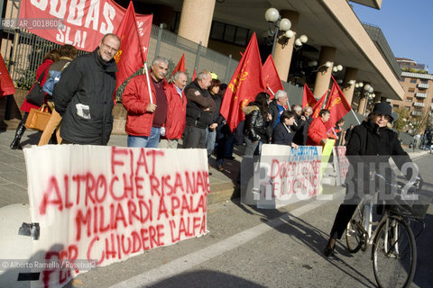 ripresa delle udienze del processo per leredità agnelli, in forma privata, nellufficio del giudice brunella rosso al tribunale di torino - in contemporanea manifestazione operai della fiat di arese fuori dal palazzo di giustizia.nella foto la manifestazione ©Alberto Ramella/Rosebud2