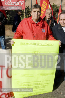 ripresa delle udienze del processo per leredità agnelli, in forma privata, nellufficio del giudice brunella rosso al tribunale di torino - in contemporanea manifestazione operai della fiat di arese fuori dal palazzo di giustizia.nella foto la manifestazione ©Alberto Ramella/Rosebud2