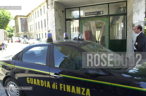 police patrol in death chamber of an hospital for funeral service firm scandal in italy - blitz guardi di finanza alle camere mortuarie ospedale mauriziano torino per scandalo pompe funebri. ©Alberto Ramella/Rosebud2