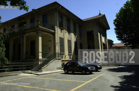 police patrol in death chamber of an hospital for funeral service firm scandal in italy - blitz guardi di finanza alle camere mortuarie ospedale mauriziano torino per scandalo pompe funebri. ©Alberto Ramella/Rosebud2