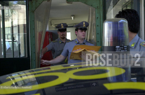 police patrol in death chamber of an hospital for funeral service firm scandal in italy - blitz guardi di finanza alle camere mortuarie ospedale mauriziano torino per scandalo pompe funebri. ©Alberto Ramella/Rosebud2