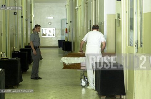 police patrol in death chamber of an hospital for funeral service firm scandal in italy - blitz guardi di finanza alle camere mortuarie ospedale mauriziano torino per scandalo pompe funebri. ©Alberto Ramella/Rosebud2