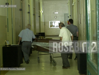 police patrol in death chamber of an hospital for funeral service firm scandal in italy - blitz guardi di finanza alle camere mortuarie ospedale mauriziano torino per scandalo pompe funebri. ©Alberto Ramella/Rosebud2