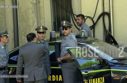 police patrol in death chamber of an hospital for funeral service firm scandal in italy - blitz guardi di finanza alle camere mortuarie ospedale mauriziano torino per scandalo pompe funebri. ©Alberto Ramella/Rosebud2