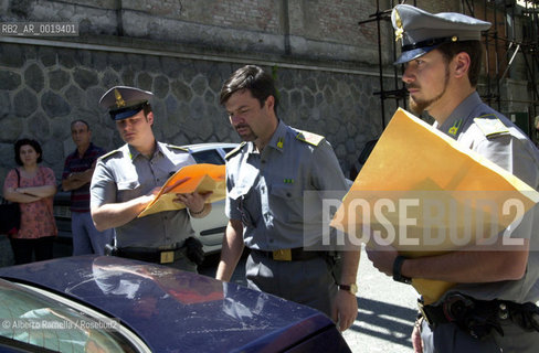 police patrol in death chamber of an hospital for funeral service firm scandal in italy - blitz guardi di finanza alle camere mortuarie ospedale mauriziano torino per scandalo pompe funebri. ©Alberto Ramella/Rosebud2