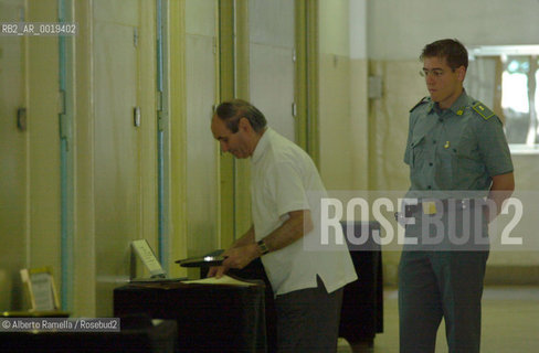 police patrol in death chamber of an hospital for funeral service firm scandal in italy - blitz guardi di finanza alle camere mortuarie ospedale mauriziano torino per scandalo pompe funebri. ©Alberto Ramella/Rosebud2