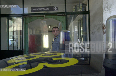 police patrol in death chamber of an hospital for funeral service firm scandal in italy - blitz guardi di finanza alle camere mortuarie ospedale mauriziano torino per scandalo pompe funebri. ©Alberto Ramella/Rosebud2